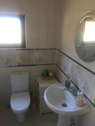 Фото номера Номер Делюкс (для 2 взрослых и 1 ребенка) Проживание в семье Homestay on Agrba 56 г. Гудаута 9